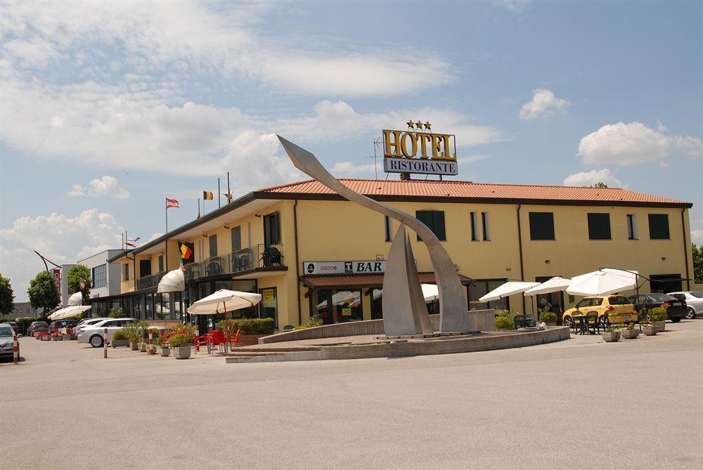 Hotel Gran Delta Rosolina Buitenkant foto